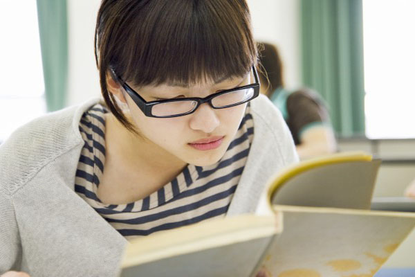 【幼儿园托班体育游戏活动教案】幼儿园托班体育游戏教案：走脚印